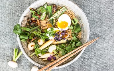 Frühlings Ramen Bowl mit Mini Navette und Spargel