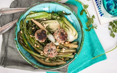 Lammbällchen mit Kräutern, grünem Spargel, Eiszapferl und Sojabrühe