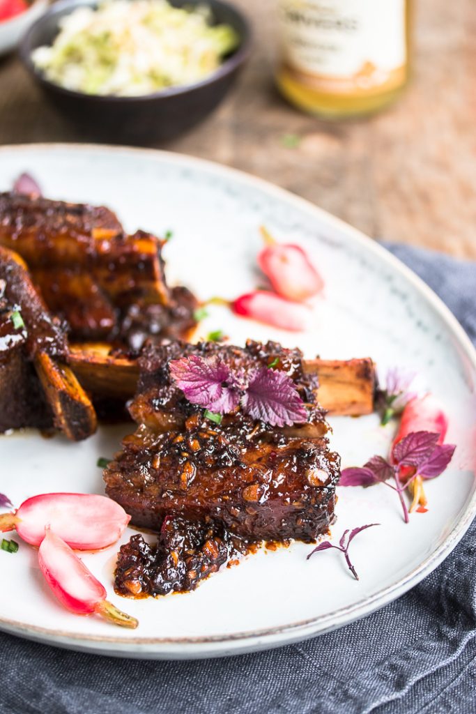 Sticky Flat Ribs vom Rind mit Soja Sauce, Ingwer Marmelade und ...