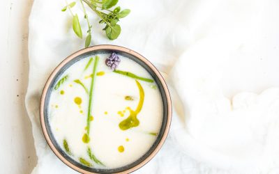 Sinnieren über das Glück von cremigen Suppen und eine Spargelsuppe mit Kerbel-Öl und Wildem Spargel