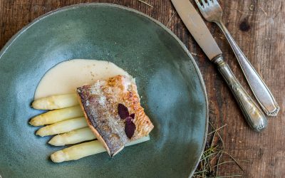 Rumgezündelt – Saiblingsfilet mit Rauch-Heu-Rahm und Spargel