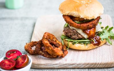 Fried Onion Cheese-Burger mit Bourbon-Onion Sauce, Rauchmandel-Pesto und Cole Slaw [*Promotion]