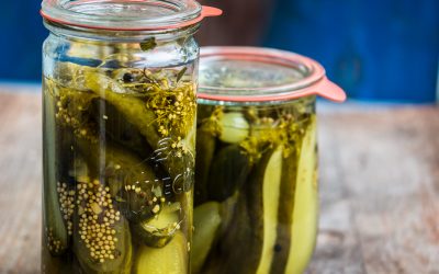Eingemachte Kurkuma-Sandwichgurken, Roastbeef Sandwich mit frischem Meerrettich und Kresse-Mayonnaise
