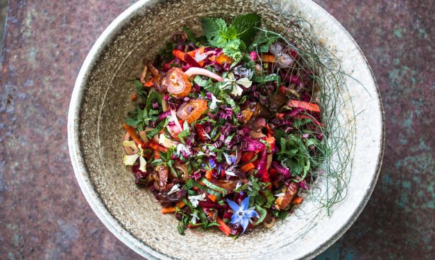 Rote Bete Salat „Leaf to Root“ mit Minze, Datteln und Ingwer-Joghurt Dressing