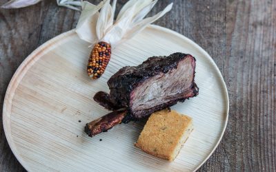 Cajun Beef Ribs mit saftigem Südstaaten-Maisbrot aus der Pfanne