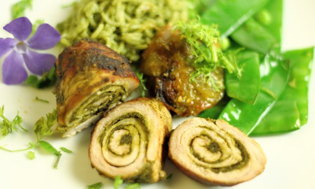 Viel Grün – Involtini vom Kalb mit Sauerampfer-Spinat-Estragon-Pesto, geschmorten grünen Tomaten und Zuckerschoten