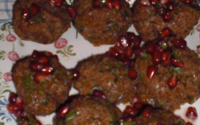 Köfte aus roten Linsen mit Granatapfel-Koriander-Salat