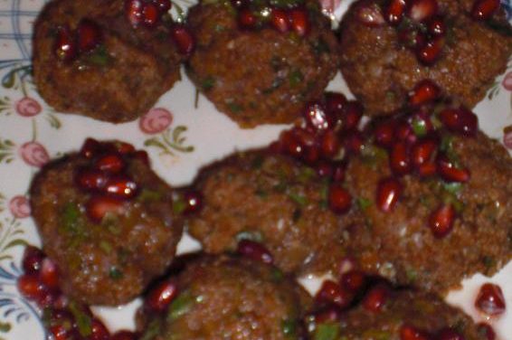 Köfte aus roten Linsen mit Granatapfel-Koriander-Salat
