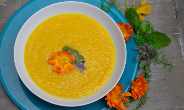 Mit Kraut und Rüben – Möhren-Orangen Suppe mit Möhrenkraut Pesto und Ringelblumen