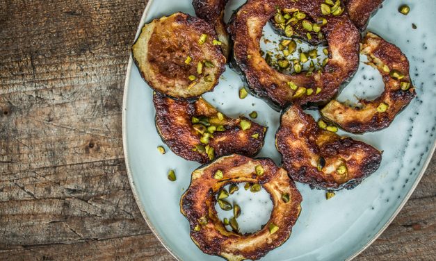 Miso & Maple gerösteter Acorn Squash mit Pistazien