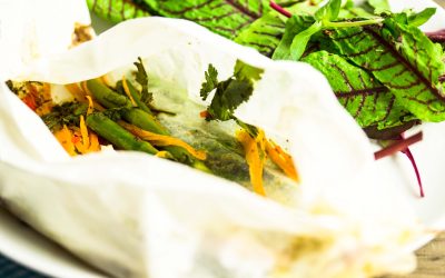 Aromen-Experiment – Spargel mit Zitronenöl, süßem Chili und rotem Pfeffer im Päckchen gegart mit Blutampfersalat