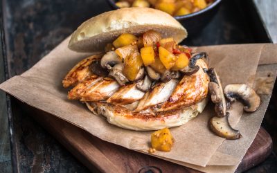 Harissa-Hühnchen mit Ananas Chutney, Pilzen und Miso Mayonnaise