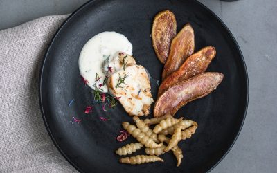 Nordic cuisine – Dorschfilet mit Dickmilch Sauce, Knollenziest und Kartoffel Crisps