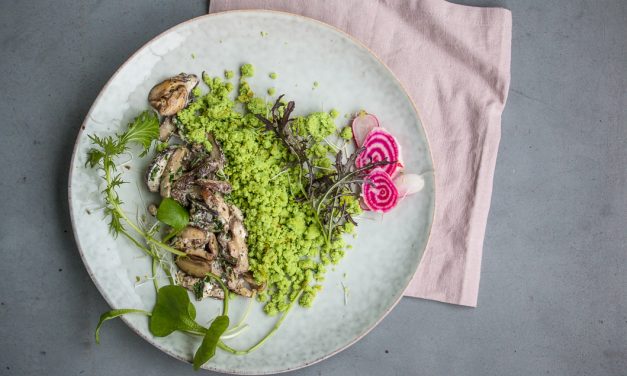 Grünes Crumble aus Kokos, Spinat und Basilikum mit Shiitake Pilzen