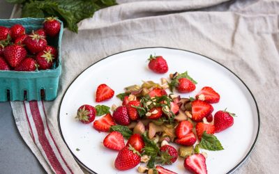 Erdbeer-Rhabarber Salat mit Minze, Haselnüssen und Yuzu