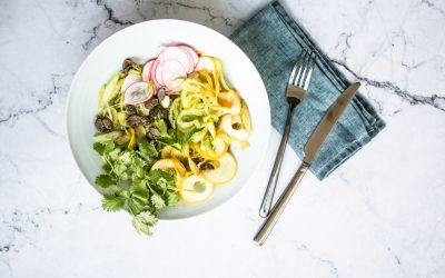 Eiskalte Gurkennudeln mit Soja Dressing und gerösteten Kürbiskernen mit Miso-Honig