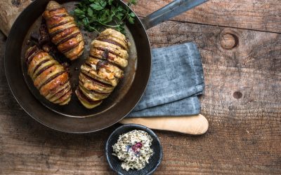 Hasselback Kartoffeln mit ungarischer Salami, getrüffeltem Pecorino Käse und Trüffelbutter