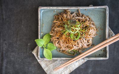 Kalte Soba Nudeln mit Sesam-Wasabi Dressing und neue Keramik einer ganz wunderbaren Töpferin vom Wörthsee