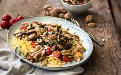 Schnelle Spaghetti mit Steinpilzen und Salsiccia und das geduldige Schälen von frischen Walnüssen