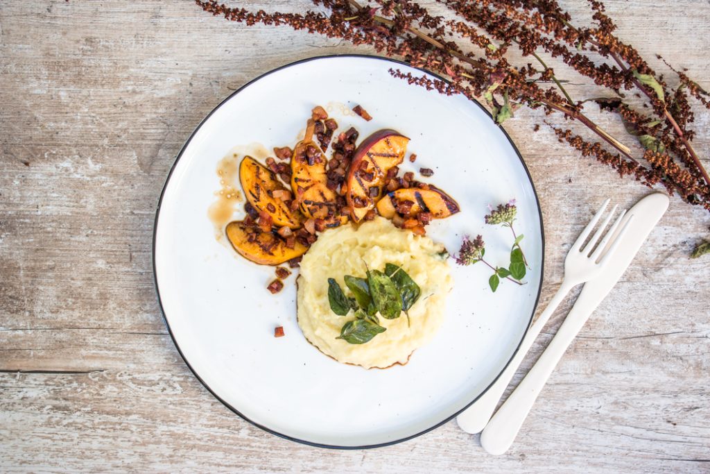 Gegrillter Pfirsich mit Speck Vinaigrette und sahnigem Kartoffelpüree ...