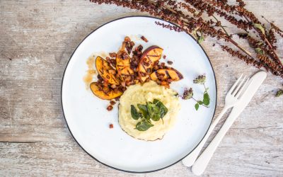 Gegrillter Pfirsich mit Speck Vinaigrette und sahnigem Kartoffelpüree