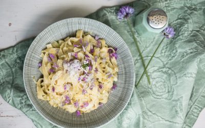 Nudeln mit Spitzkohl, Schnittlauchblüten und Zatar