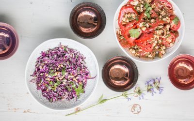 Der Geschmack von Tel Aviv: Rotkohl-Petersilie Salat mit Sesamsauce und Tomatensalat mit Minze und Manouri