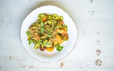 Zucchininudeln mit bunten Tomaten, Kräutern und Knoblauch