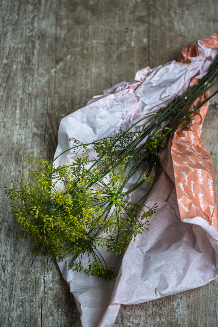 Kabeljau mit Dillblüten, Lakritz und gelben Tomaten „en Papillote ...