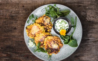Schnelle Mais Fritters mit Miso Butter und Kräuterrahm Dip