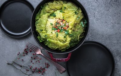 In Wermut geschmorter gefüllter Wirsing