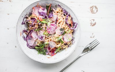 Kalte Chinesische Eiernudeln mit Erdnuss-Sauce, Rotkohl und Radieschen