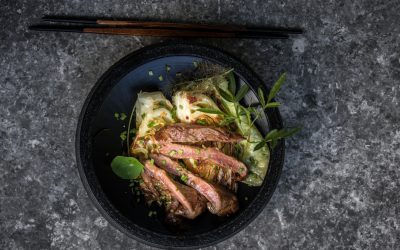 Flanksteak vom Mangalitza Schwein mit Ingwer-Chili-Spitzkohl und knusprigem Knoblauch