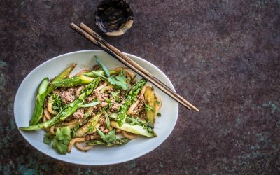 Grüner Spargel „Sichuan Style“ mit Udon Nudeln und Hackfleisch
