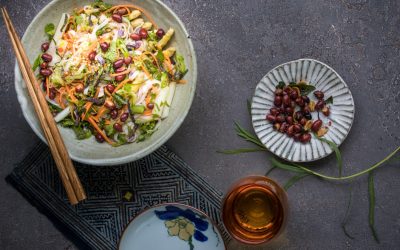 Vietnamesischer Reisnudelsalat mit Baby Spargel, Minze und Limetten-Ingwer Dressing
