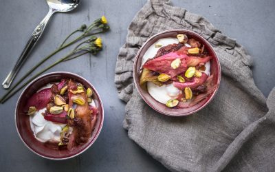 Ofengerösteter Rhabarber mit Joghurt, Datteln und salzigen Pistazien