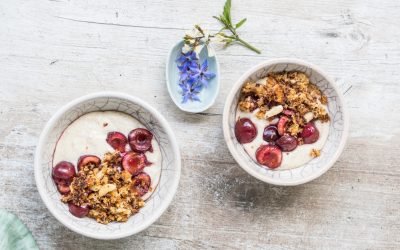 Grießbrei mit Mascarpone, Kirschen und Miso-Knusper