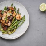 Jakobsmuscheln mit süßem Sherry, geröstetem Brot und grünem Spargel
