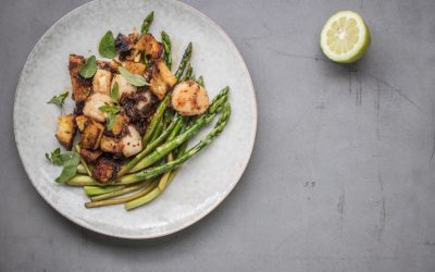 Jakobsmuscheln mit süßem Sherry, geröstetem Brot und grünem Spargel