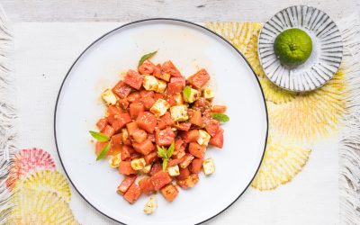 Exotischer Salat mit Tomaten, Wassermelonen und Kurkuma