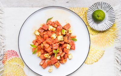 Exotischer Salat mit Tomaten, Wassermelonen und Kurkuma