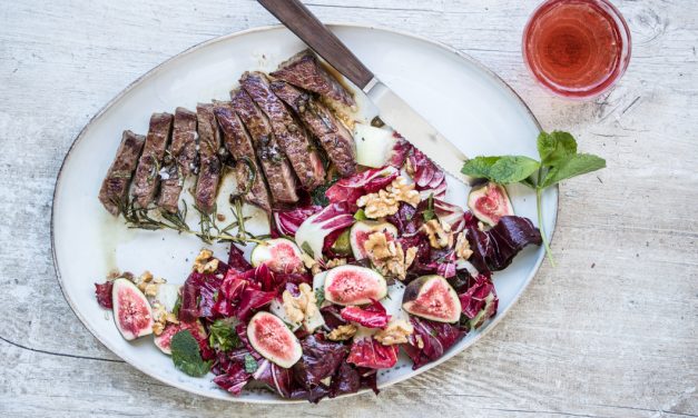 Steak mit Rosmarin-Kapernbutter dazu Radicchio-Salat mit Feigen und Minze
