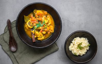 Südafrikanisches Cape Malay Chicken Curry im Kochsack gegart