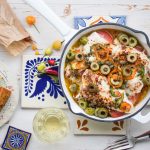 Mexikanischer Fisch aus dem Ofen mit Tomaten, Oliven und Chilis