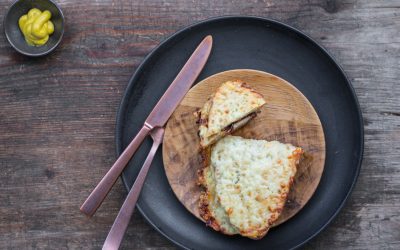 Croque Monsieur mit Senf-Parmesan Béchamel und karamellisierten Zwiebeln