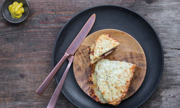 Croque Monsieur mit Senf-Parmesan Béchamel und karamellisierten Zwiebeln