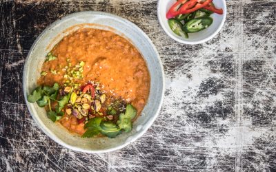 Marokkanische Linsensuppe mit Kokosmilch und Pistazien