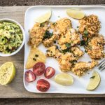 Knuspriges Hühnchen mit Nachos und Avocado Salsa