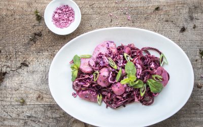 Rosa Kartoffelsalat mit Zitrone-Minz-Dressing, Rotkohl und dunklen Möhren