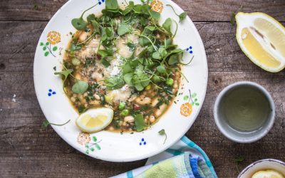 Italienische Frühlingssuppe mit Fregola, vielen Kräutern, Spargel und Zitrone